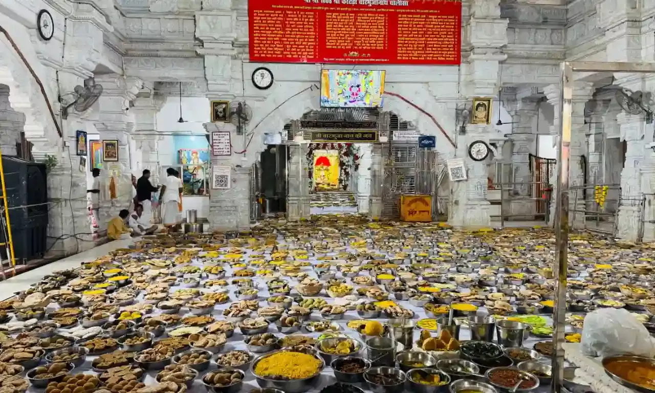 कोटड़ी चारभुजानाथ को अर्पित किया विशाल छप्पन भोग,आज रात 1:15 बजे से होगा प्रसाद वितरण