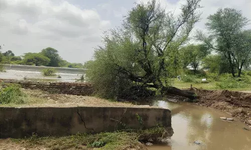 तीन साल में ही टूटा पुल, ग्रामीणों में आक्रोश, मानसी नदी पर बना था पुल, आवाजाही ठप