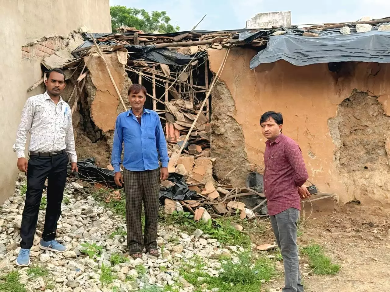 तेज बारिश से ग्रामीणों को भारी नुकसान, प्रशासन ने किया निरीक्षण तेज बारिश से ग्रामीणों को भारी नुकसान, प्रशासन ने किया निरीक्षण