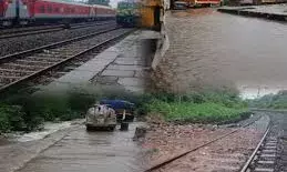 दरा घाटी में लैंडस्लाइड, रेलवे ट्रैक क्षतिग्रस्त, ठप हुआ दिल्ली-मुंबई रूट