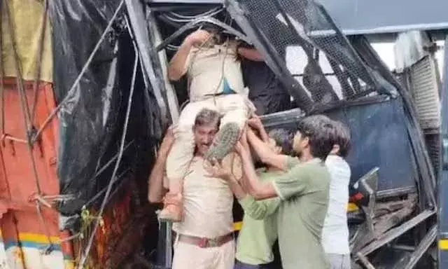 पुलिस की बस और ट्रक में जबर्दस्त भिड़ंत, नेशनल हाईवे नंबर 21 हुआ जाम