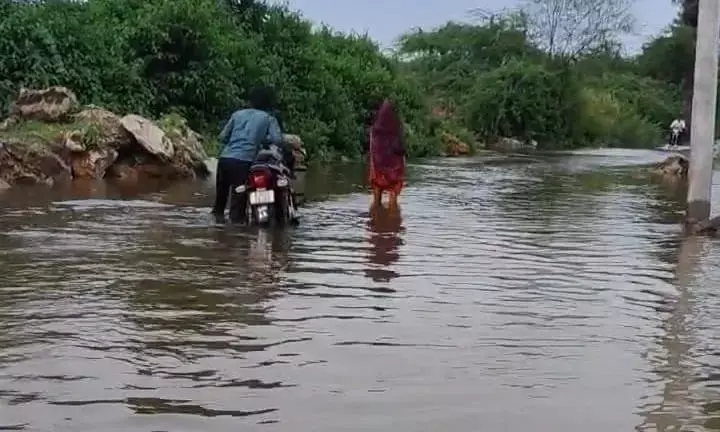 स्कूल, स्वास्थ्य केंद्र अधूरा, सड़कें टूटी – 75 वर्षों के बाद भी नहीं दिखा विकास