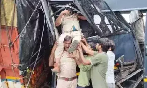 पुलिस की बस और ट्रक में जबर्दस्त भिड़ंत, नेशनल हाईवे नंबर 21 हुआ जाम पुलिस की बस और ट्रक में जबर्दस्त भिड़ंत, नेशनल हाईवे नंबर 21 हुआ जाम