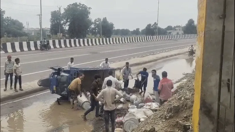 हरिपुरा चौराहे की सर्विस लाइन बनी हादसों का कारण, प्रशासन की लापरवाही पर भड़के लोग