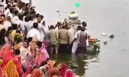 बिजौलिया में जल झूलनी एकादशी पर निकली भव्य बेवाण यात्रा: 18 मंदिरों के विमान शामिल, विजय सागर तालाब में नौका विहार बिजौलिया में जल झूलनी एकादशी पर निकली भव्य बेवाण यात्रा: 18 मंदिरों के विमान शामिल, विजय सागर तालाब में नौका विहार