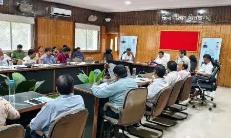 संपर्क पोर्टल पर लंबित प्रकरणों का शीघ्र निस्तारण करें – जिला कलक्टर  रंजन