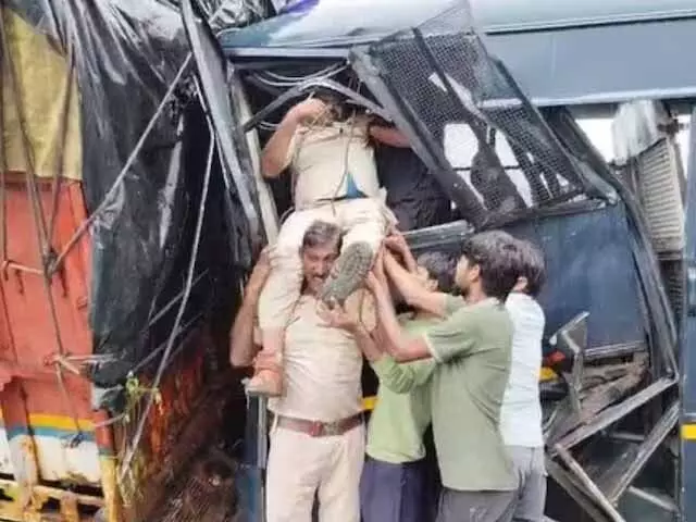 पुलिस की बस और ट्रक में जबर्दस्त भिड़ंत, नेशनल हाईवे नंबर 21 हुआ जाम