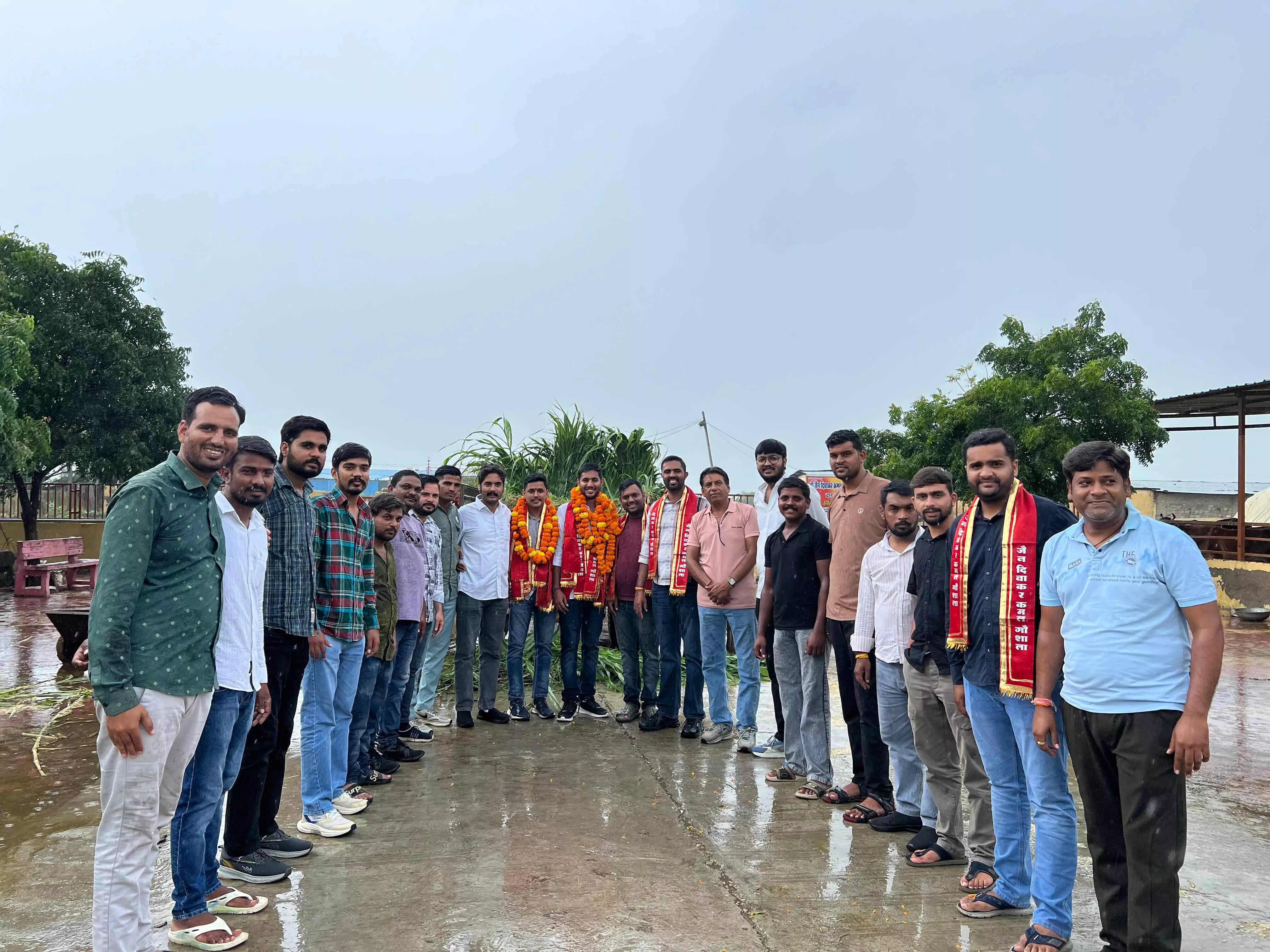 भादवा माह और गणेशोत्सव पर युवा कांग्रेस पदाधिकारियों ने की गौ सेवा भादवा माह और गणेशोत्सव पर युवा कांग्रेस पदाधिकारियों ने की गौ सेवा