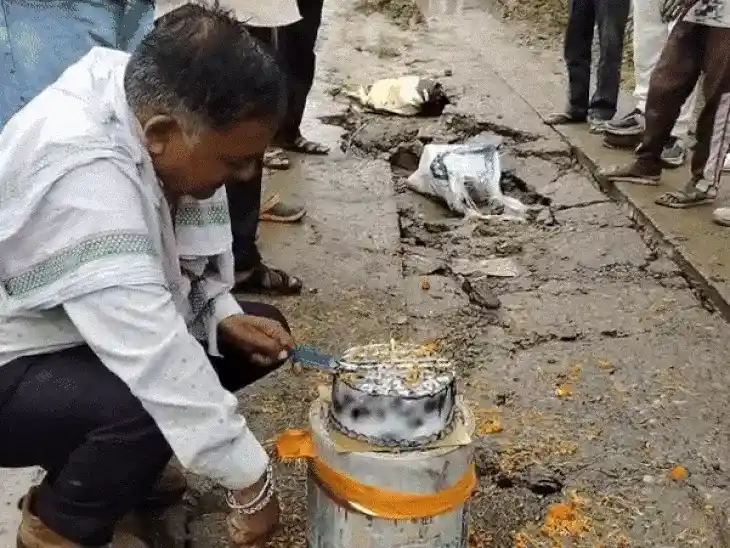 गड्ढे का मनाया जन्मदिन, लोगों ने केक काटकर जताया विरोध