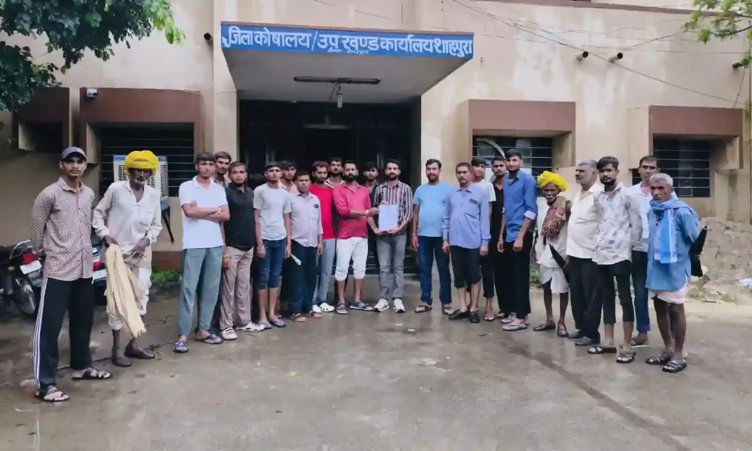 लसाड़िया पंचायत के मीणा की कोटड़ी के ग्रामीणों ने दिया ज्ञापन लसाड़िया पंचायत के मीणा की कोटड़ी के ग्रामीणों ने दिया ज्ञापन