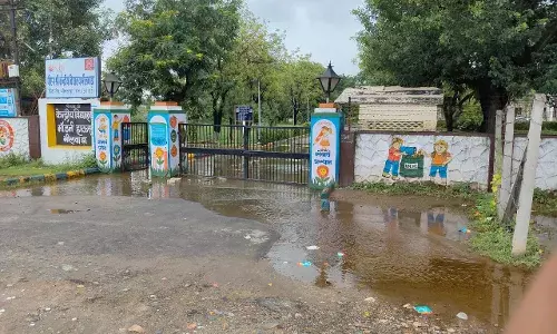 बारिश का पानीभरने से केंद्रीय विद्यालय के छात्र परेशान बारिश का पानीभरने से केंद्रीय विद्यालय के छात्र परेशान