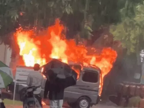 चलती वैन में लगी आग, दो बच्चे झुलसे, गैस किट में विस्फोट से मचा हड़कंप