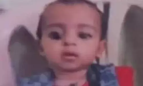 टॉफी लेकर लौट रही बच्ची पर छज्जा गिरा,मौत