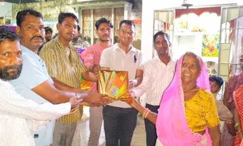 महिलाओं की पहल का गिफ्ट देकर किया सम्मान