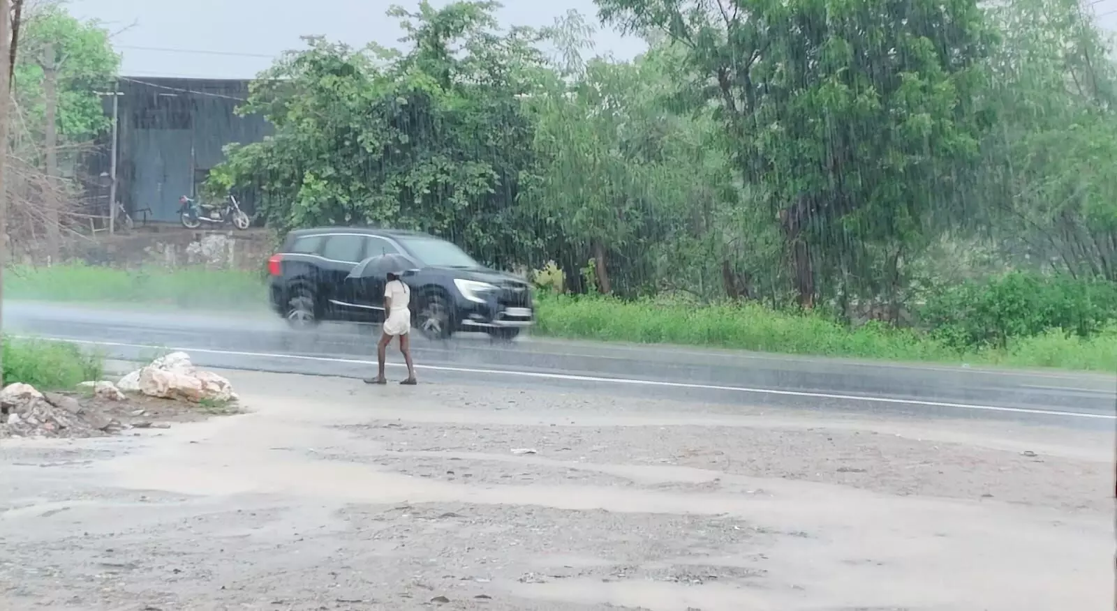 सवाईपुर क्षेत्र में बदला मौसम, दोपहर को छाया अंधेरा, झमाझम बारिश