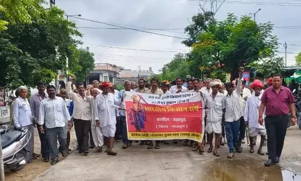 शाहपुरा में किसानों ने की खरीफ फसल मुआवजे व बीमा भुगतान की मांग, उपखंड अधिकारी को सौंपा ज्ञापन शाहपुरा में किसानों ने की खरीफ फसल मुआवजे व बीमा भुगतान की मांग, उपखंड अधिकारी को सौंपा ज्ञापन