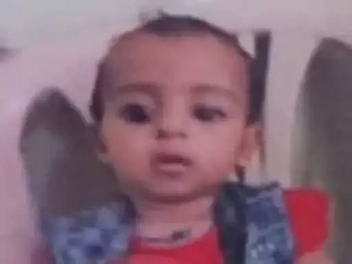 टॉफी लेकर लौट रही बच्ची पर छज्जा गिरा,मौत