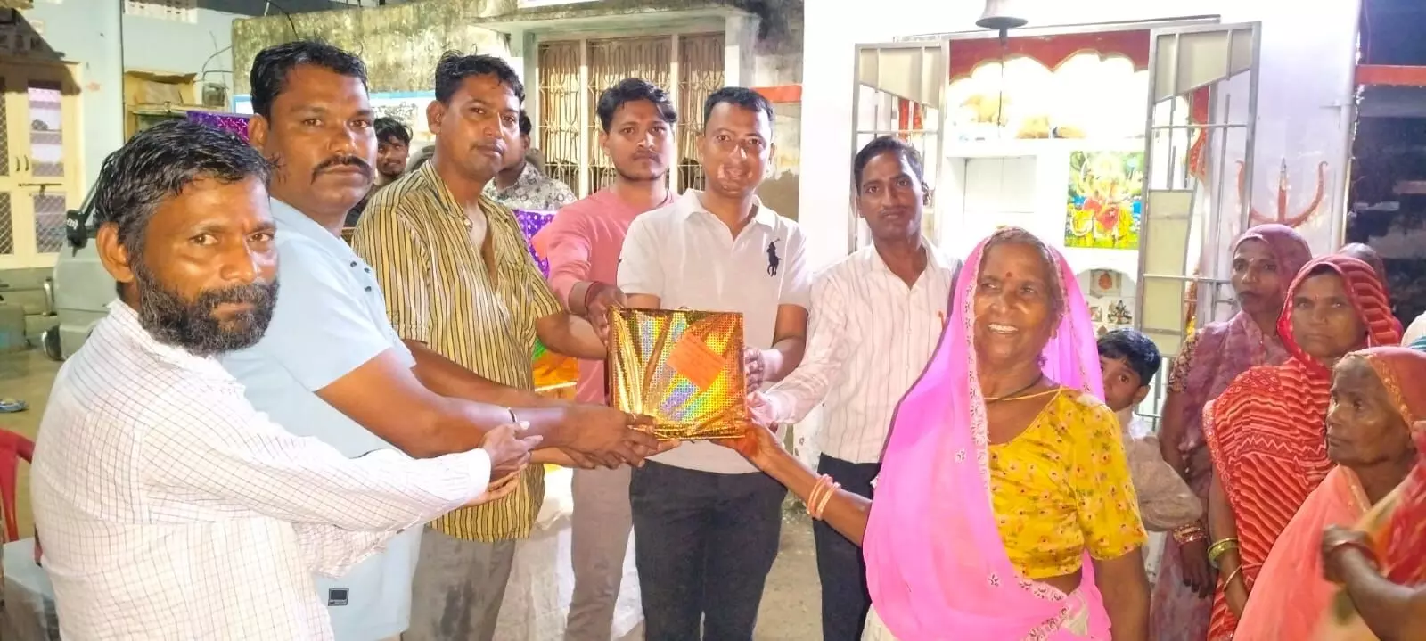 महिलाओं की पहल का गिफ्ट देकर किया सम्मान महिलाओं की पहल का गिफ्ट देकर किया सम्मान