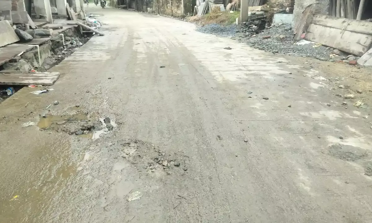 रायपुर में पीडब्ल्यूडी विभाग की 20 दिन पहले बनी सीसी सड़क टूटी मुसीबत बन रहे गड्ढे