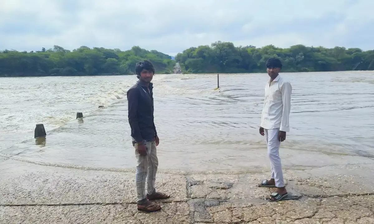 16 घंटे से बेड़च नदी उफान पर आवागमन बाधित