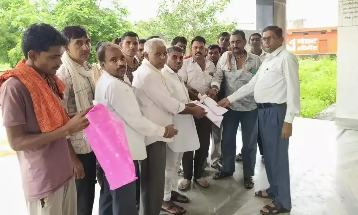 भारतीय किसान संघ ग्राम समिति ने किसानों की विभिन्न समस्या समाधान की मांग को लेकर नायब तहसीलदार को सौंपा ज्ञापन