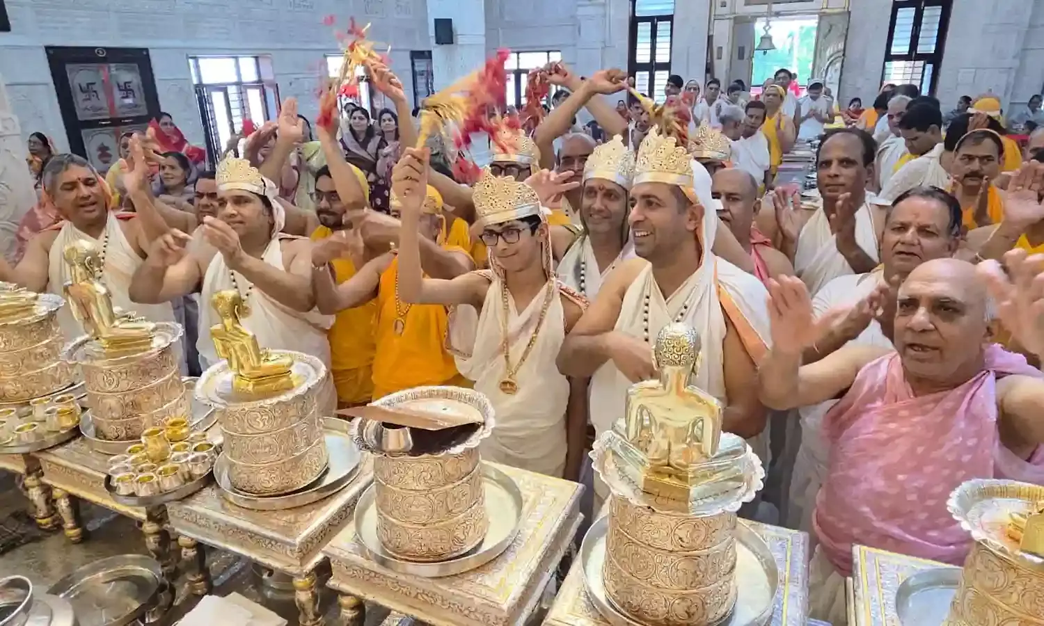 उत्तम आकिंचन धर्म की आराधना, तीन पीढ़ियों ने किया अभिषेक उत्तम आकिंचन धर्म की आराधना, तीन पीढ़ियों ने किया अभिषेक