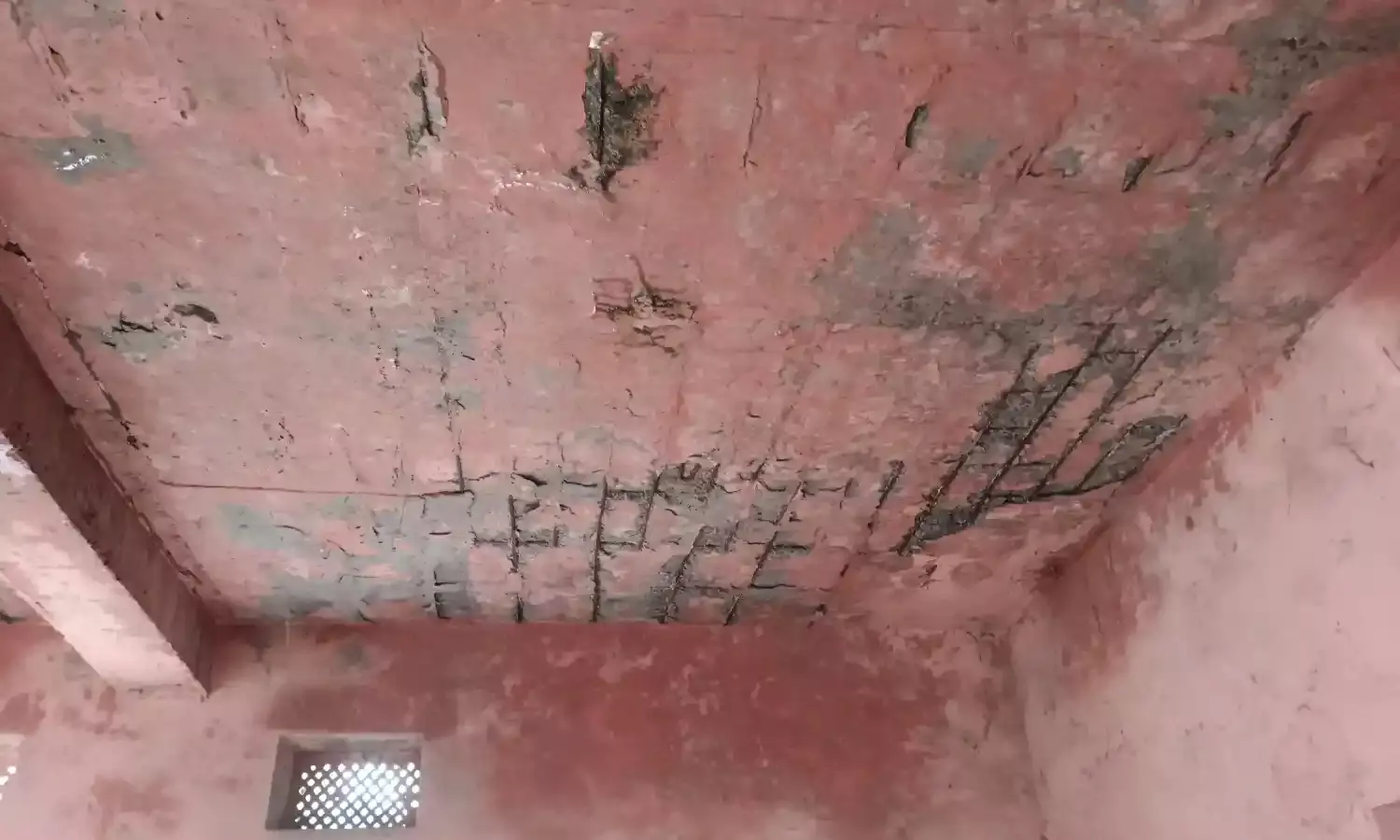 जर्जर सामुदायिक भवन बना खतरे का कारण, ग्रामीणों ने उठाई मरम्मत की मांग