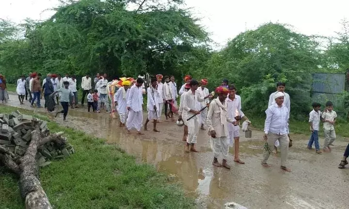 चार मील गांव में निकली तेजाजी महाराज की शोभायात्रा, मेले में उमड़ा श्रद्धालुओं का सैलाब