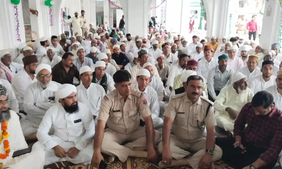 मुस्लिम भाइयों ने किया प्रशासनिक अधिकारियों का सम्मान