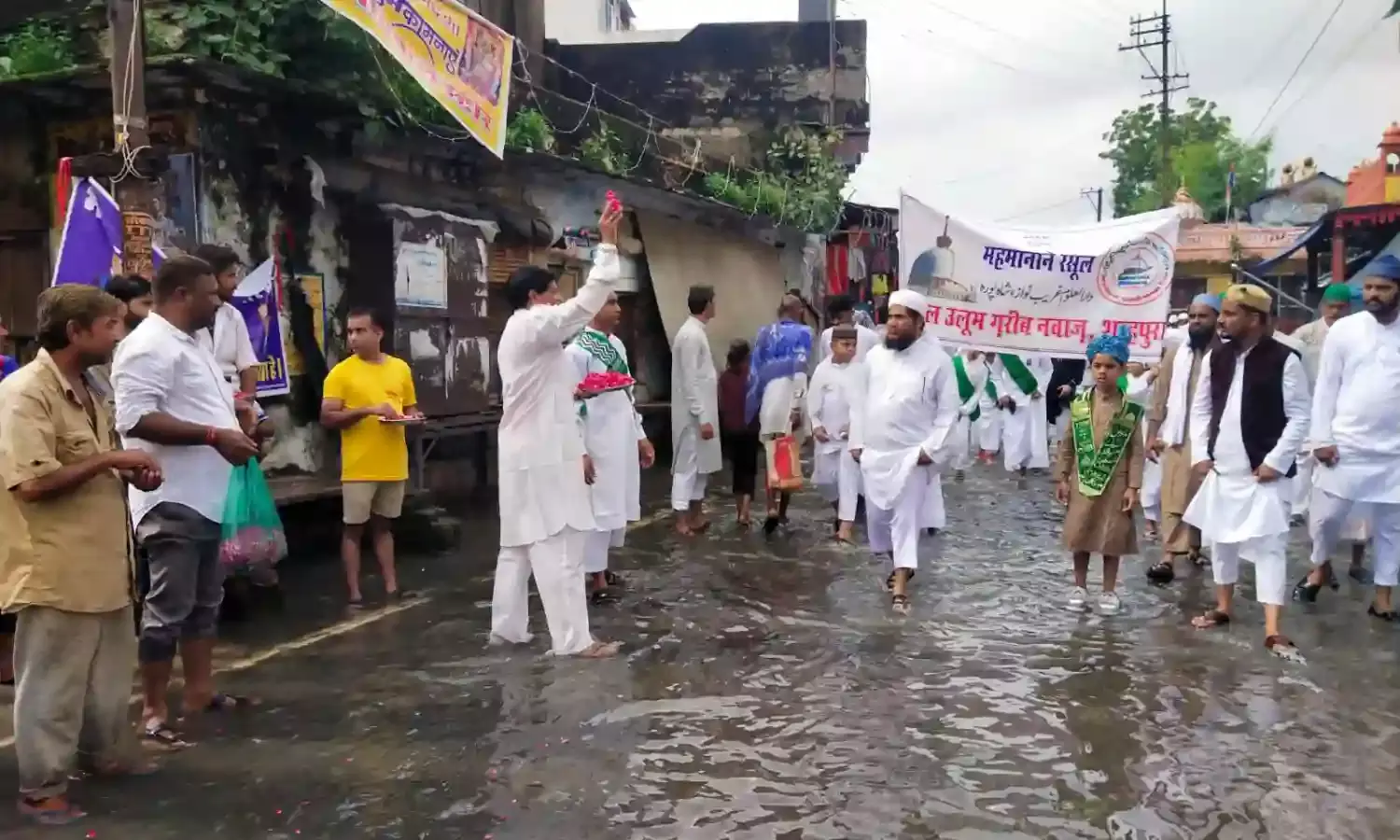 अम्बेडकर विचार मंच ने बारावफात जुलूस पर की पुष्पवर्षा