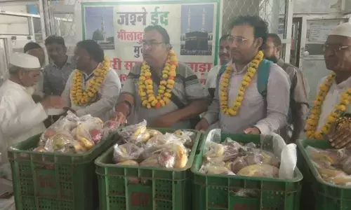 ईद मिलादुन्नबी के  पर ऑल इंडिया मंसूरी समाज ने महात्मा गांधी अस्पताल में मरीजों को बांटे फल