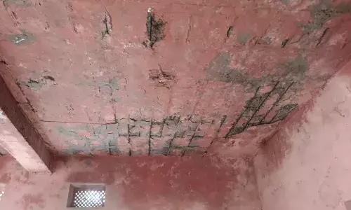 जर्जर सामुदायिक भवन बना खतरे का कारण, ग्रामीणों ने उठाई मरम्मत की मांग जर्जर सामुदायिक भवन बना खतरे का कारण, ग्रामीणों ने उठाई मरम्मत की मांग