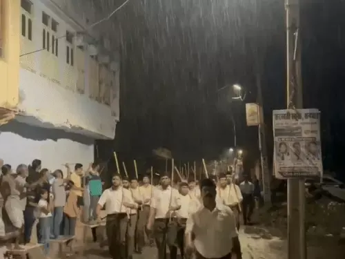 आरएसएस का पथ संचलन, बारिश में भी नहीं रुके कदम
