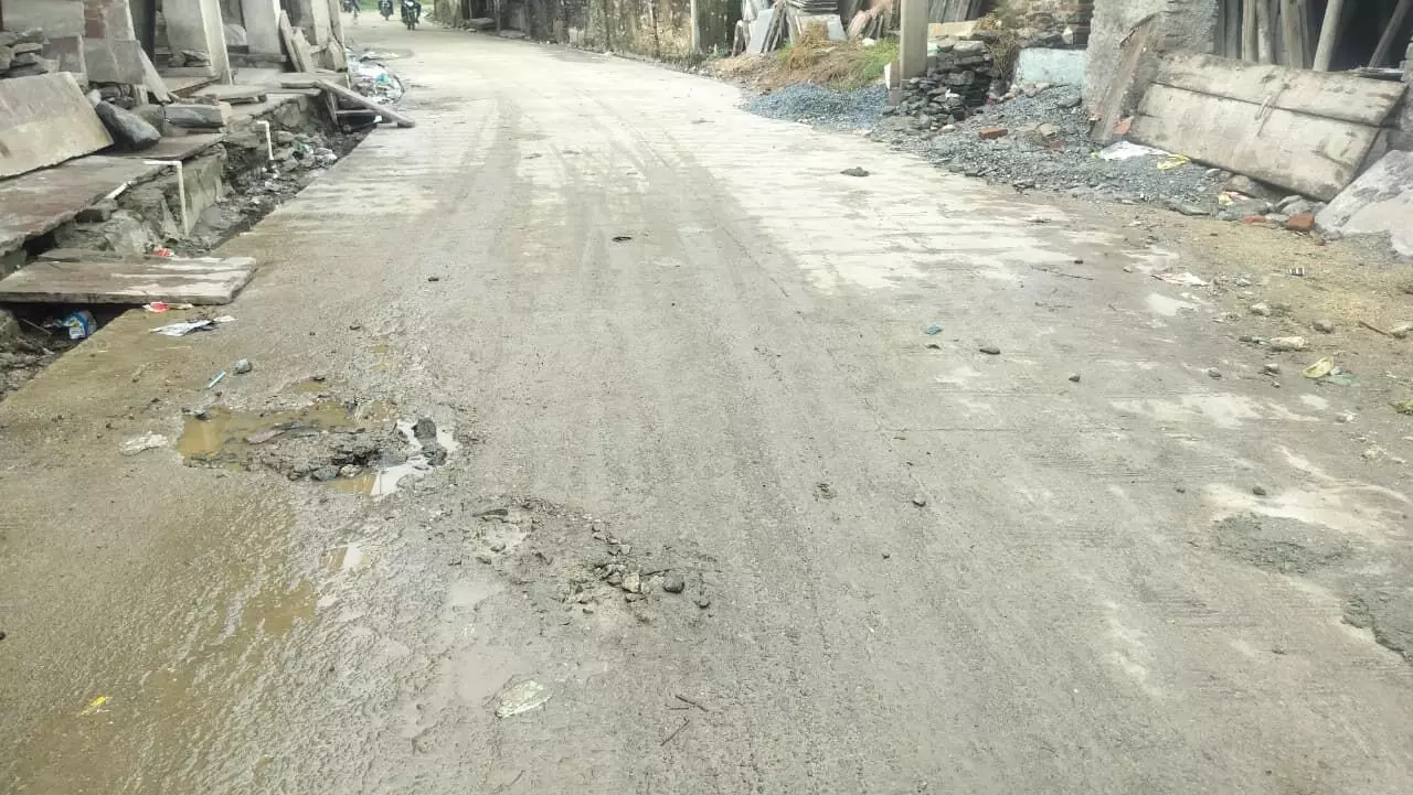 रायपुर में पीडब्ल्यूडी विभाग की 20 दिन पहले बनी सीसी सड़क टूटी मुसीबत बन रहे गड्ढे