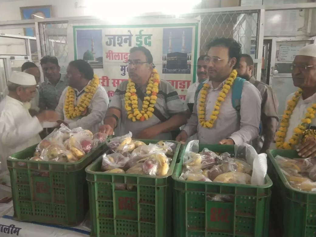 ईद मिलादुन्नबी के पर ऑल इंडिया मंसूरी समाज ने महात्मा गांधी अस्पताल में मरीजों को बांटे फल ईद मिलादुन्नबी के पर ऑल इंडिया मंसूरी समाज ने महात्मा गांधी अस्पताल में मरीजों को बांटे फल