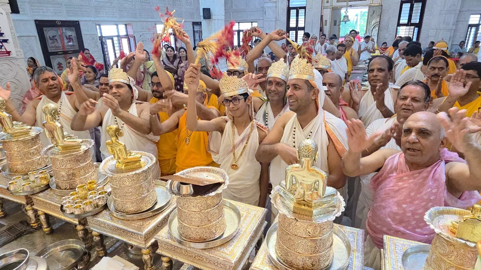 उत्तम आकिंचन धर्म की आराधना, तीन पीढ़ियों ने किया अभिषेक उत्तम आकिंचन धर्म की आराधना, तीन पीढ़ियों ने किया अभिषेक