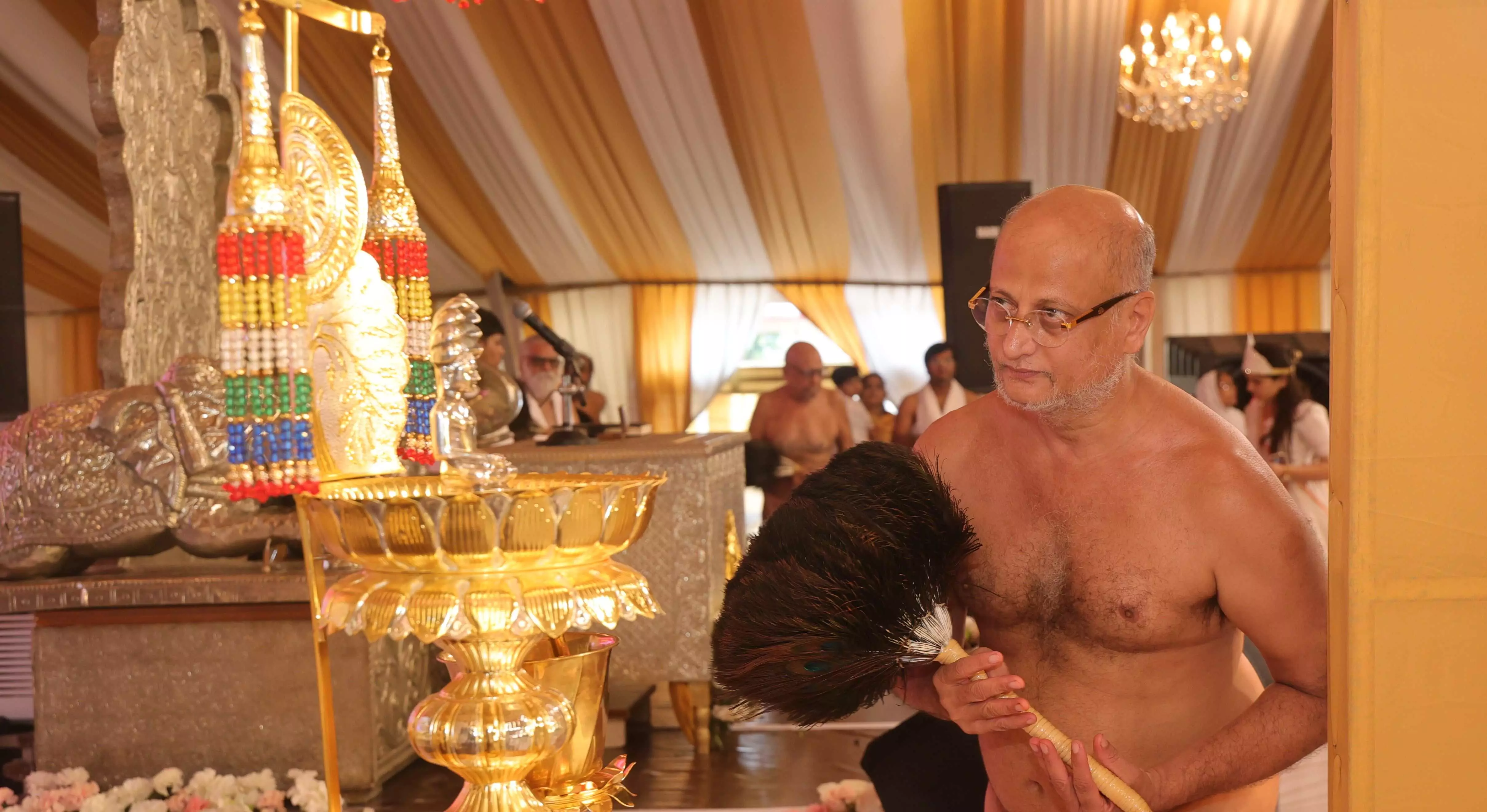 परपदार्थों को अपना न मानकर उनसे विमुख होकर, परिग्रह त्याग कर निज में स्थित होना है आकिंचन्य धर्म - राष्ट्रसंत पुलक सागर परपदार्थों को अपना न मानकर उनसे विमुख होकर, परिग्रह त्याग कर निज में स्थित होना है आकिंचन्य धर्म - राष्ट्रसंत पुलक सागर