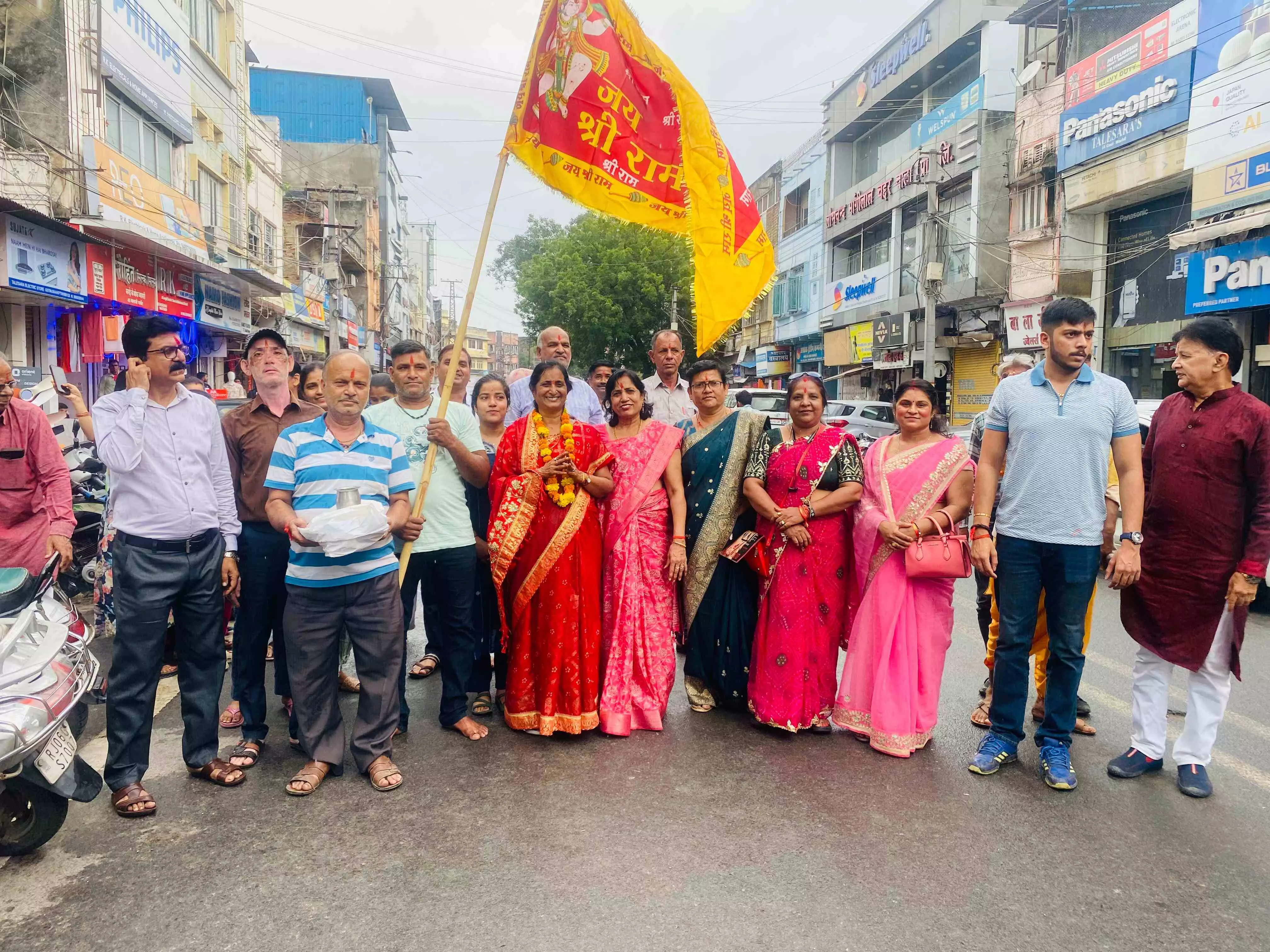 आजाद चौक में रामलीला मंचन को लेकर ध्वज स्थापित आजाद चौक में रामलीला मंचन को लेकर ध्वज स्थापित