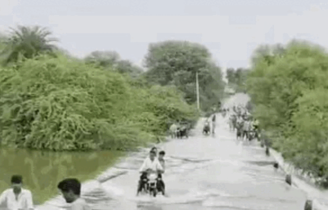 भीलवाड़ा में बरसात का कहर: नदियां उफान पर, पेड़ डालकर रोका रास्ता!लोगों को हो रही है परेशानियां भीलवाड़ा में बरसात का कहर: नदियां उफान पर, पेड़ डालकर रोका रास्ता!लोगों को हो रही है परेशानियां