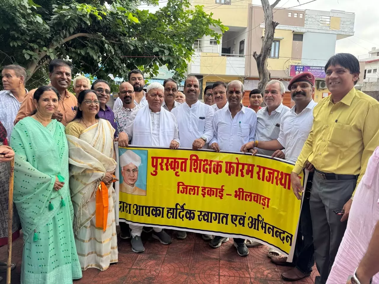 राष्ट्रीय शिक्षक दिवस पर डॉक्टर राधाकृष्णन की मूर्ति पर माल्यार्पण राष्ट्रीय शिक्षक दिवस पर डॉक्टर राधाकृष्णन की मूर्ति पर माल्यार्पण