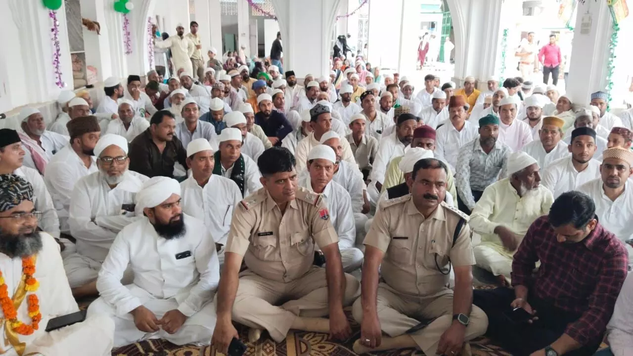 मुस्लिम भाइयों ने किया प्रशासनिक अधिकारियों का सम्मान मुस्लिम भाइयों ने किया प्रशासनिक अधिकारियों का सम्मान