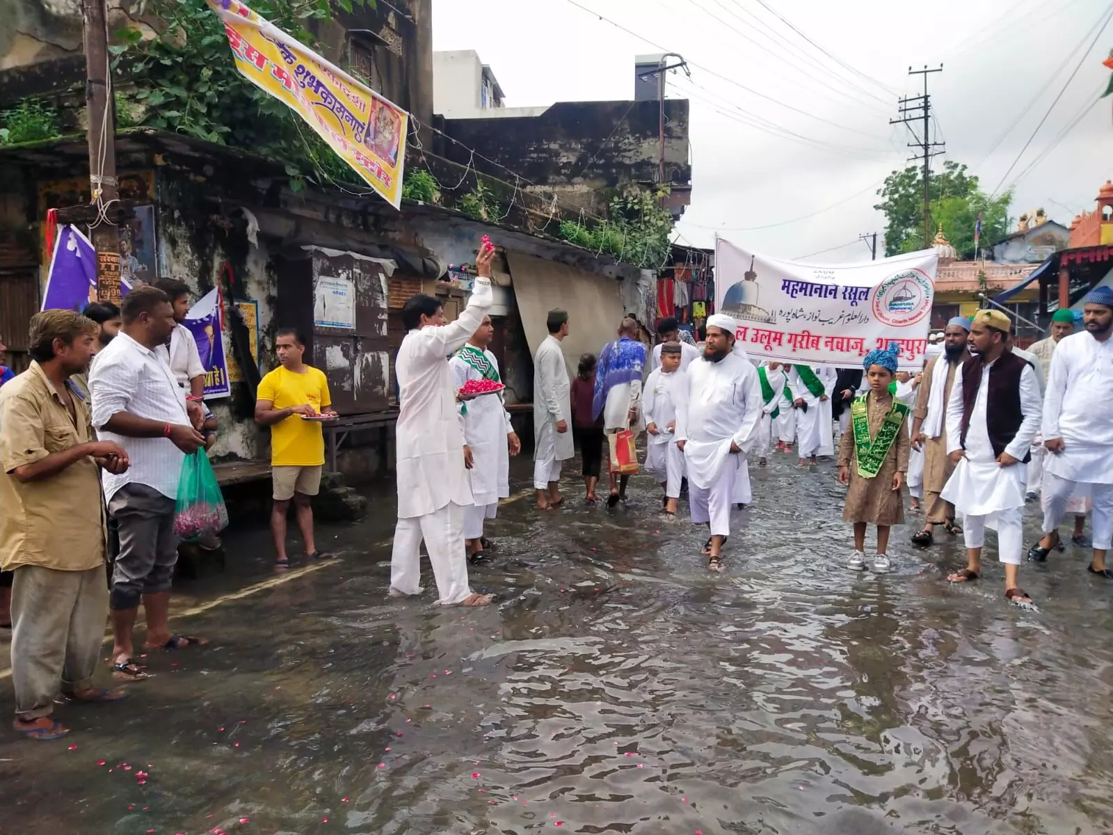 अम्बेडकर विचार मंच ने बारावफात जुलूस पर की पुष्पवर्षा अम्बेडकर विचार मंच ने बारावफात जुलूस पर की पुष्पवर्षा