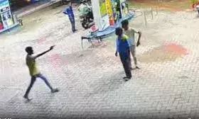 बाइक सवार बदमाशों ने सेल्समैन पर तानी पिस्तौल, हवा में फायरिंग कर मचाई दहशत बाइक सवार बदमाशों ने सेल्समैन पर तानी पिस्तौल, हवा में फायरिंग कर मचाई दहशत