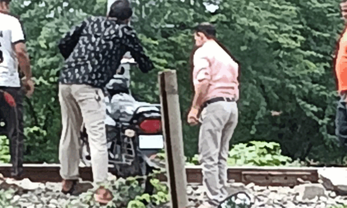 नानकपुरा रेलवे पुलिया में भरा पानी,  ग्रामीण जान जोखिम में डालकर पार कर रहे रेल पटरी