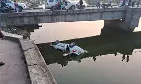 उज्जैन में बड़ा हादसा: शिप्रा नदी में गिरी कार,चार लोग थे सवार, एक ने तैरकर बचाई जान, तीन लापता