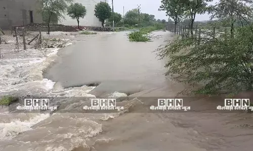 भारी बारिश से शहर से कटा लक्ष्मीपुरा गांव, सड़क पर बना गड्ढा