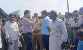 लखीमपुर खीरी में बड़ा हादसा, शारदा नदी में 20 लोगों से भरी नाव पलटी लखीमपुर खीरी में बड़ा हादसा, शारदा नदी में 20 लोगों से भरी नाव पलटी