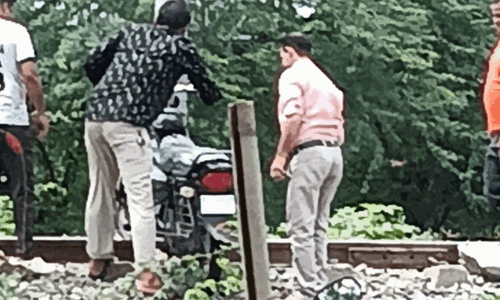 नानकपुरा रेलवे पुलिया में भरा पानी,  ग्रामीण जान जोखिम में डालकर पार कर रहे रेल पटरी