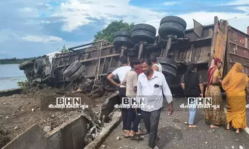 गुरला बस स्टैंड पर ट्रेलर पलटा, बड़ा हादसा टला