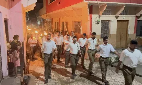 रायला में राष्ट्रीय स्वयंसेवक संघ ने निकाला कौमुदी पथ संचलन, जगह-जगह पुष्प वर्षा से स्वागत